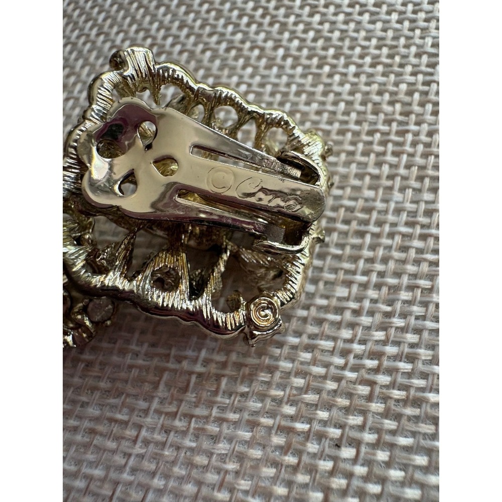 Stunning Coro gold tone filagree with Ab center stone clip on earrings - Picture 3 of 3